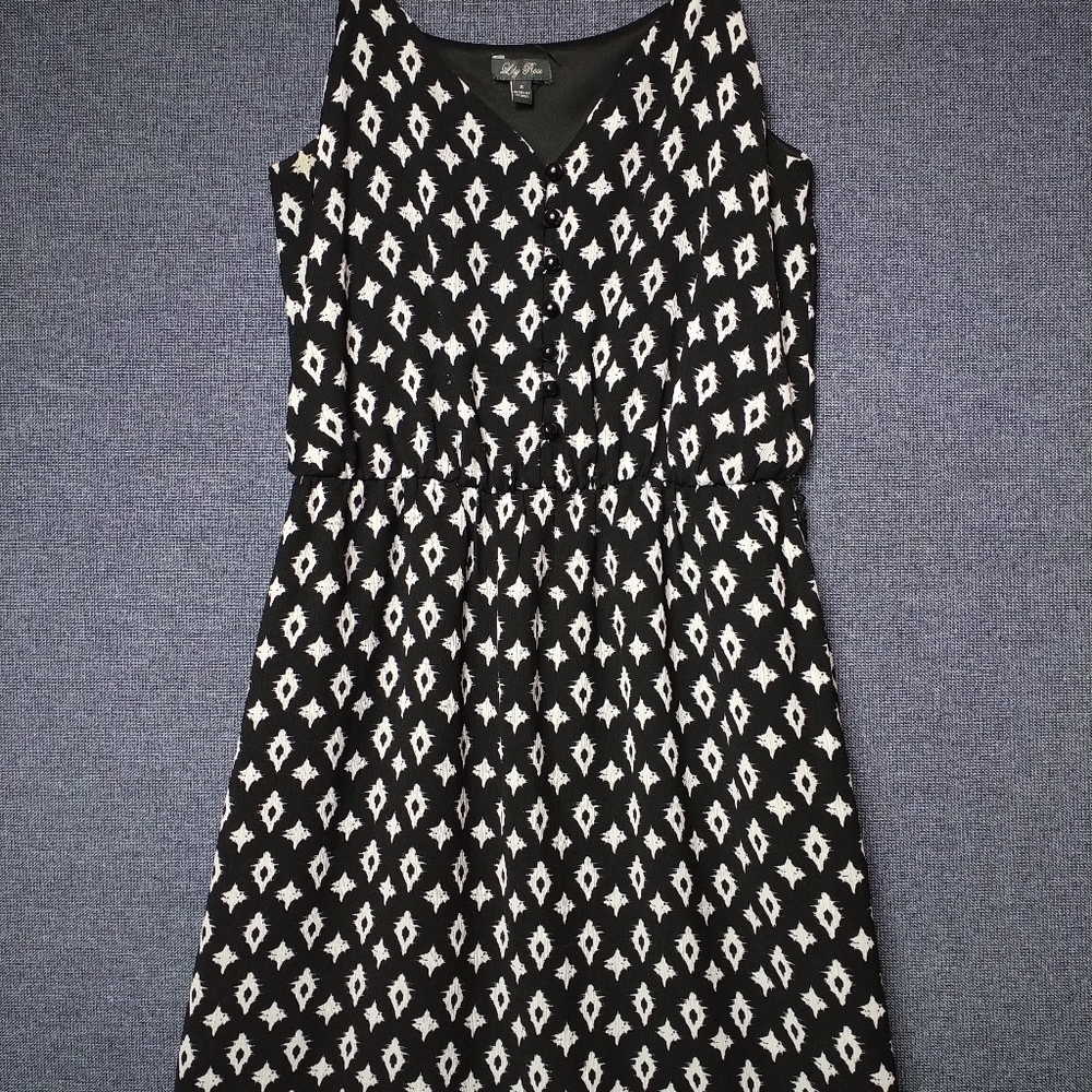 Lily Rose Dress Women’s Size Small Sleevess Mini Pom Pom Details Black And White